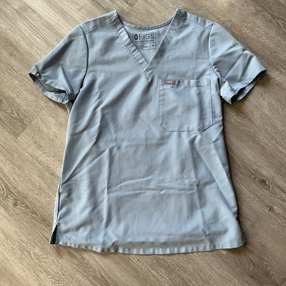 FIGS Catarina scrub top in slate blue / sz xs